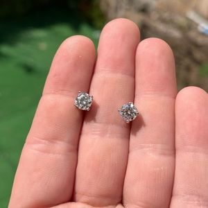 New 2ct moissanite diamond stud earrings